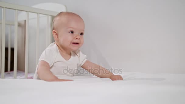 Μωρό που στέκεται κοντά στο κρεβάτι στο σπίτι - Πλάνα, βίντεο