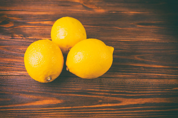 citron na dřevěném pozadí - Fotografie, Obrázek