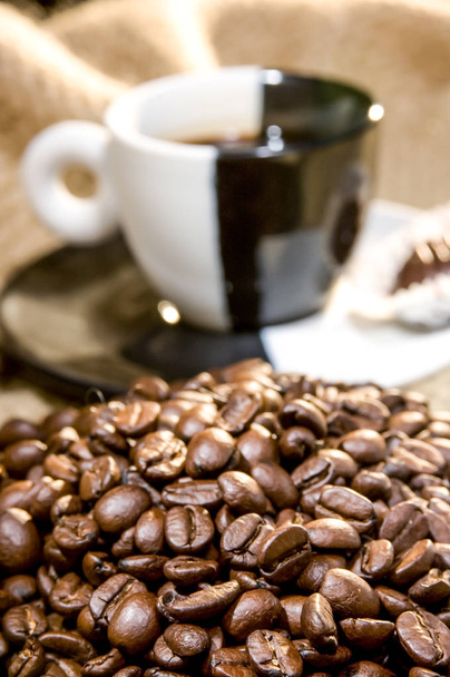 Koffiekopje en koffiebonen op canvas - Foto, afbeelding