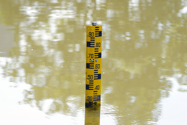 Индикатор уровня воды на водном пути или канале
 - Фото, изображение