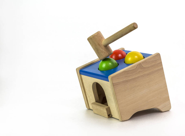 Martillo de madera y juguete de bola de madera o juguete de martillo de madera golpeó la bola de madera t
 - Foto, Imagen