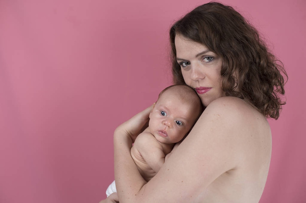 Az anya és a baba aranyos portré - Fotó, kép