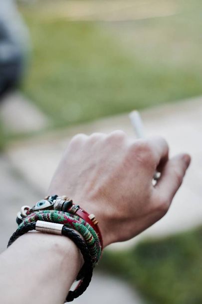Marihuana Joint in der Hand - Foto, Bild