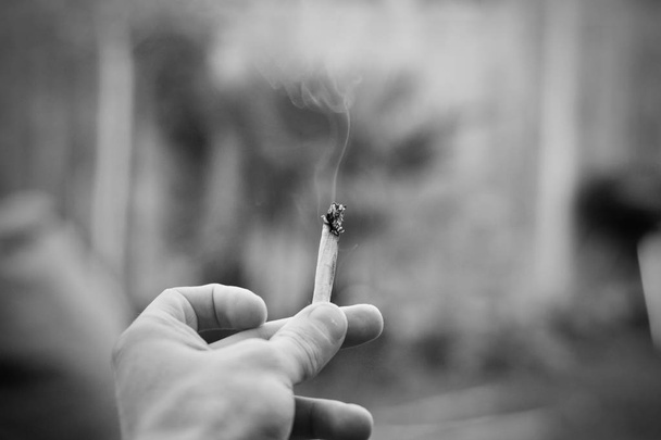 Articulación marihuana en mano
 - Foto, Imagen