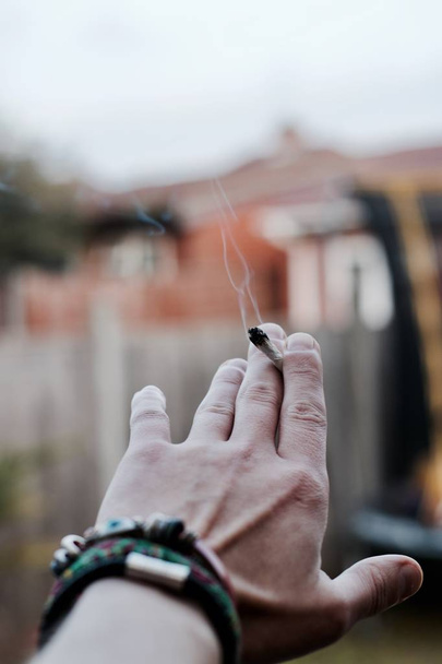 Μαριχουάνα μικτή στο χέρι - Φωτογραφία, εικόνα