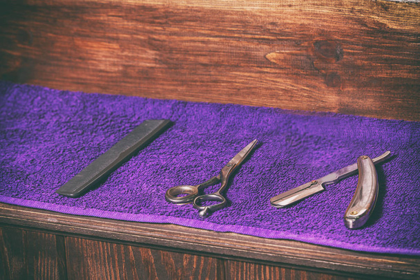 Narzędzia usługi fryzjerskie. Fryzjer narzędzia na tle drewniane - Zdjęcie, obraz