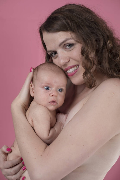 母親と赤ちゃんのかわいい肖像画 - 写真・画像