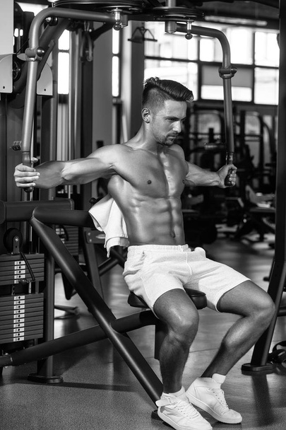 muscular man training in gym - Фото, зображення