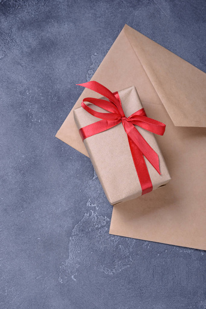 Gift box and blank brown envelope - 写真・画像