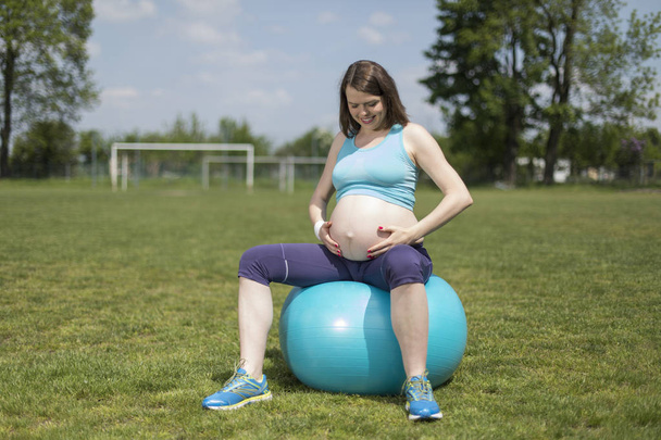 Belle jeune femme enceinte exercices avec fitball dans la salle de gym
 - Photo, image