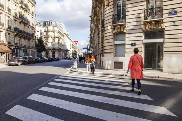 PARIS, FRANCE, on October 27, 2017. The woman crosses the street in the autumn morning.  - 写真・画像