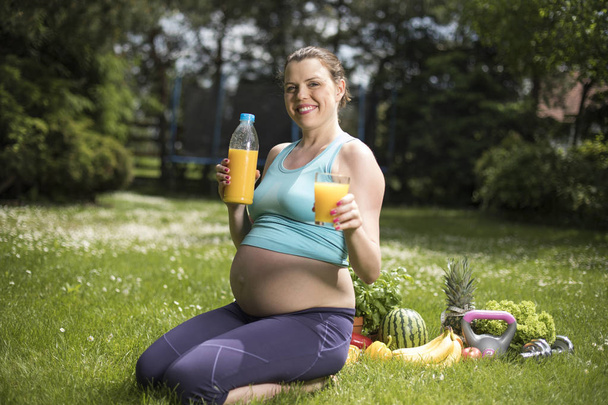 Piękna kobieta w ciąży  - Zdjęcie, obraz