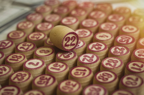  Bolas con números de bingo rojos utilizadas para seleccionar aleatoriamente la suerte entumecida
 - Foto, imagen