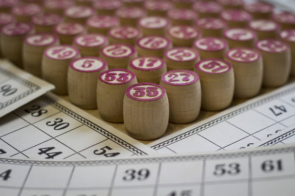 Bingo. Lotto. Cartões de bingo, bolas de bingo antigas de madeira
 - Foto, Imagem
