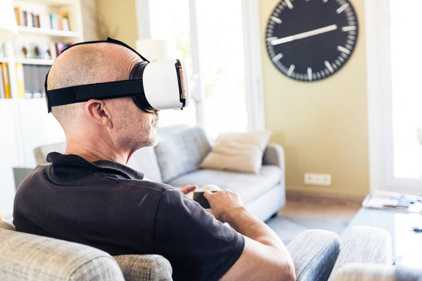 Adult Man Using Vr Goggles At Home - 写真・画像