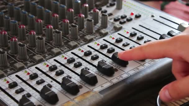 Consola DJ o mezclador, la mano presiona las palancas y botones del mando a distancia
 - Imágenes, Vídeo