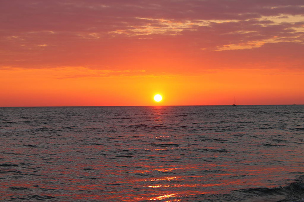 Прекрасний захід сонця на морі
 - Фото, зображення