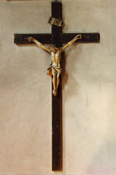 古代の木製の十字架像、キリスト教信仰の象徴 - 写真・画像