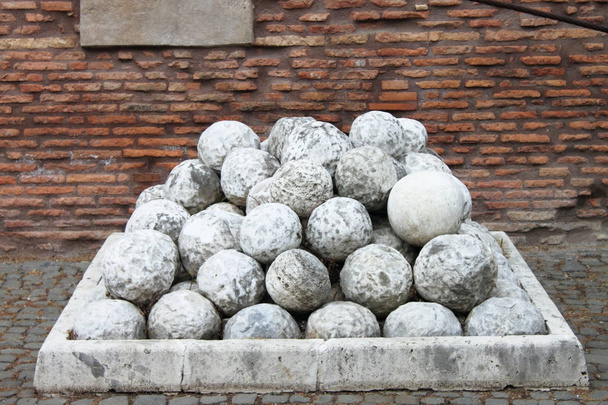 Bolas de canhão de pedra branca
 - Foto, Imagem