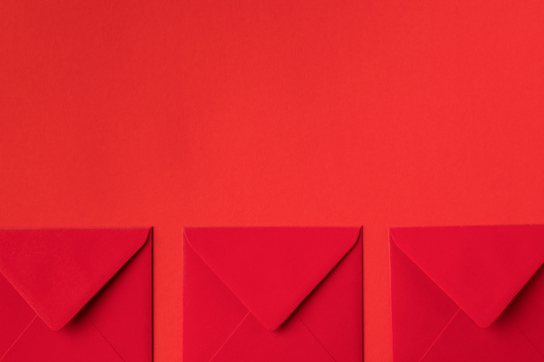 rode enveloppen - Foto, afbeelding