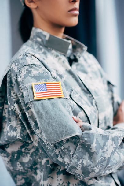 στρατιώτης με στρατιωτική στολή με το έμβλημα των ΗΠΑ - Φωτογραφία, εικόνα