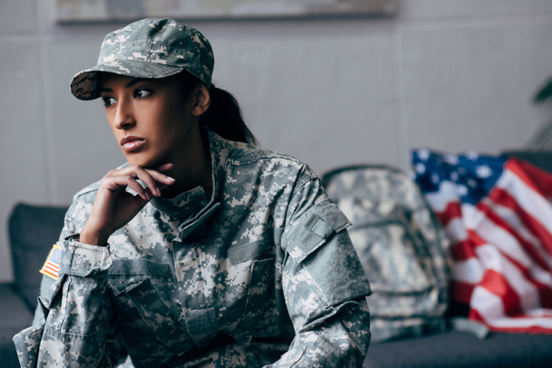 物思いにふけるのアフリカ系アメリカ人の女性兵士 - 写真・画像
