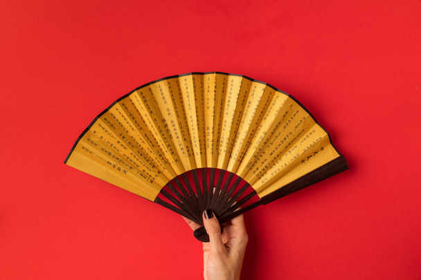Oriental fan in de hand - Foto, afbeelding