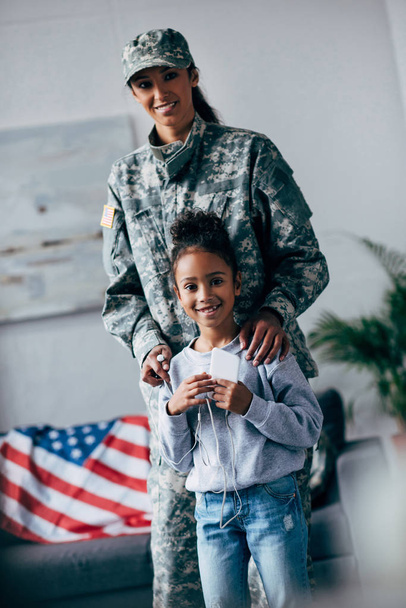 lánya és anyja katonai egyenruhában - Fotó, kép