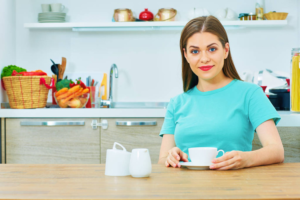  woman drinking coffee in kitchen - Фото, зображення