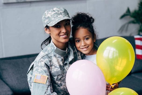 fille mère en uniforme militaire avec ballons
 - Photo, image