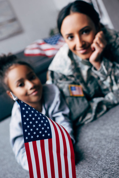 dochter en moeder met Amerikaanse vlag - Foto, afbeelding