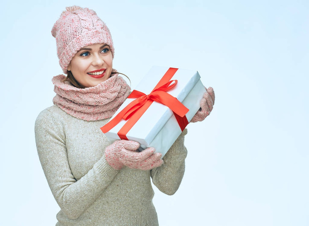 Young smiling woman holding gift box. - Foto, Bild