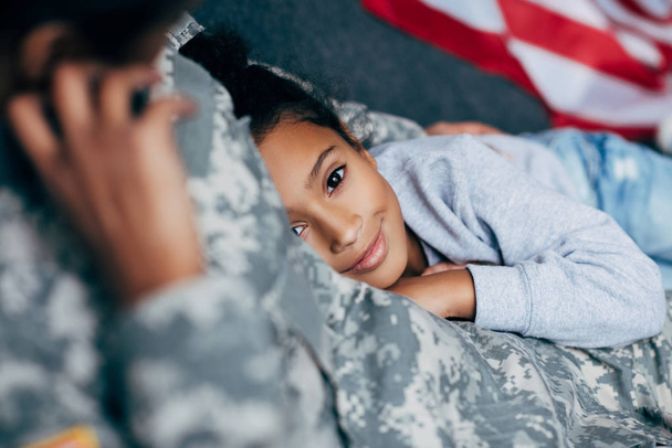 Córka z matką w wojskowym mundurze - Zdjęcie, obraz