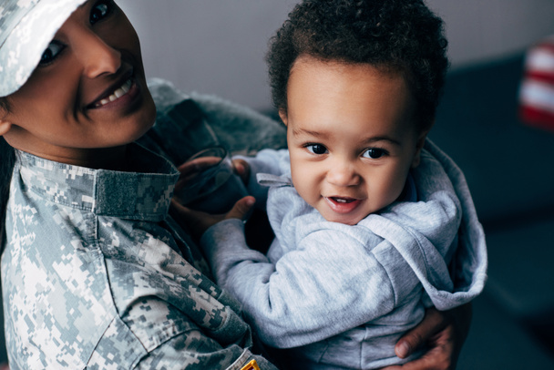 soldato con piccolo figlio
 - Foto, immagini