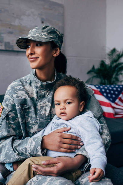 солдат с ребенком
 - Фото, изображение