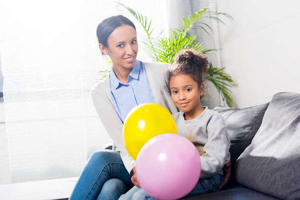 mother and daughter with balloons - Foto, Imagen