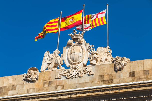 Три прапори літати над міста Барселона, Іспанія - Фото, зображення