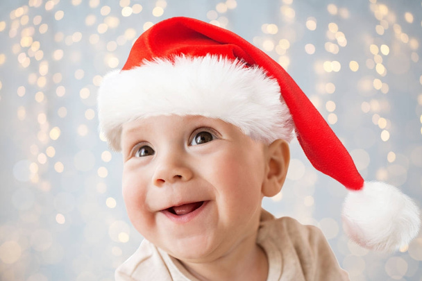 close up of happy little baby boy in santa hat - Fotoğraf, Görsel