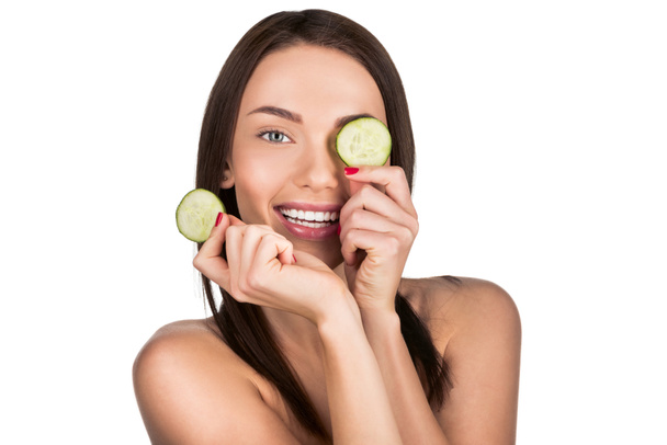 vrouw met gesneden komkommer voor huidverzorging masker - Foto, afbeelding