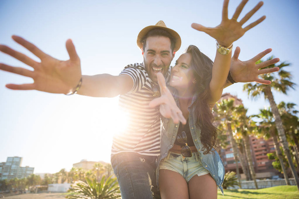 Boldog pár emeli kezét napfény szórakozás - Fotó, kép