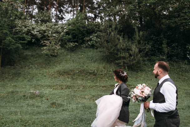 Nowożeńcy chodzić na zewnątrz w dniu ślubu - Zdjęcie, obraz