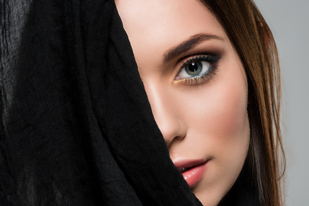 woman covering face with black cloth - Foto, imagen