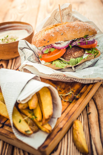 Hamburger vegetariani sul tavolo
 - Foto, immagini
