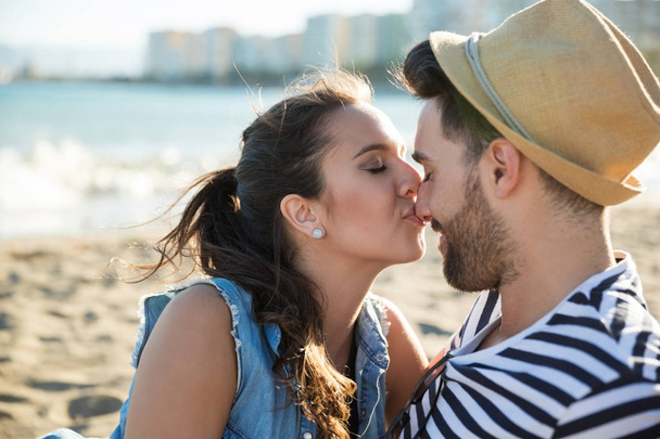 Jovem mulher beijando seu nariz namorado
 - Foto, Imagem