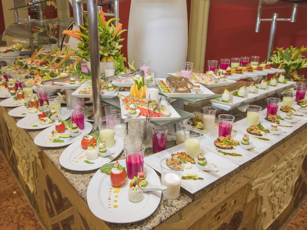 Выбор салатной еды в ресторане "шведский стол"
 - Фото, изображение