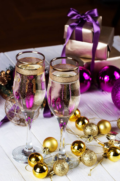  griller avec des verres à champagne. Décorations de Noël avec victoire
 - Photo, image