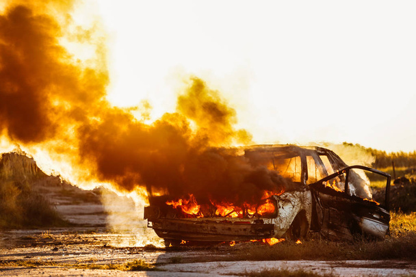 Brûlure de voiture à flamme nue et fumée noire
 - Photo, image