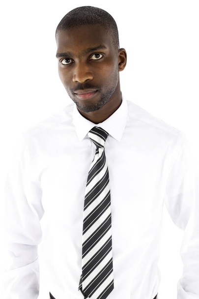Porträt eines afrikanischen männlichen Geschäftsmannes in einem Atelier mit einer wh - Foto, Bild