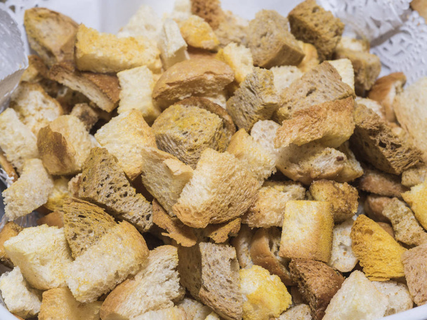 Rohových chleba krutonem jídlo v restauraci formou bufetu - Fotografie, Obrázek
