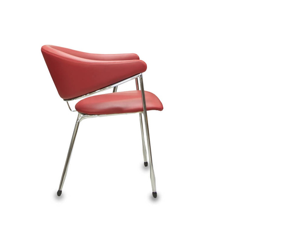 Moderner Bürostuhl aus rotem Leder. Isoliert - Foto, Bild